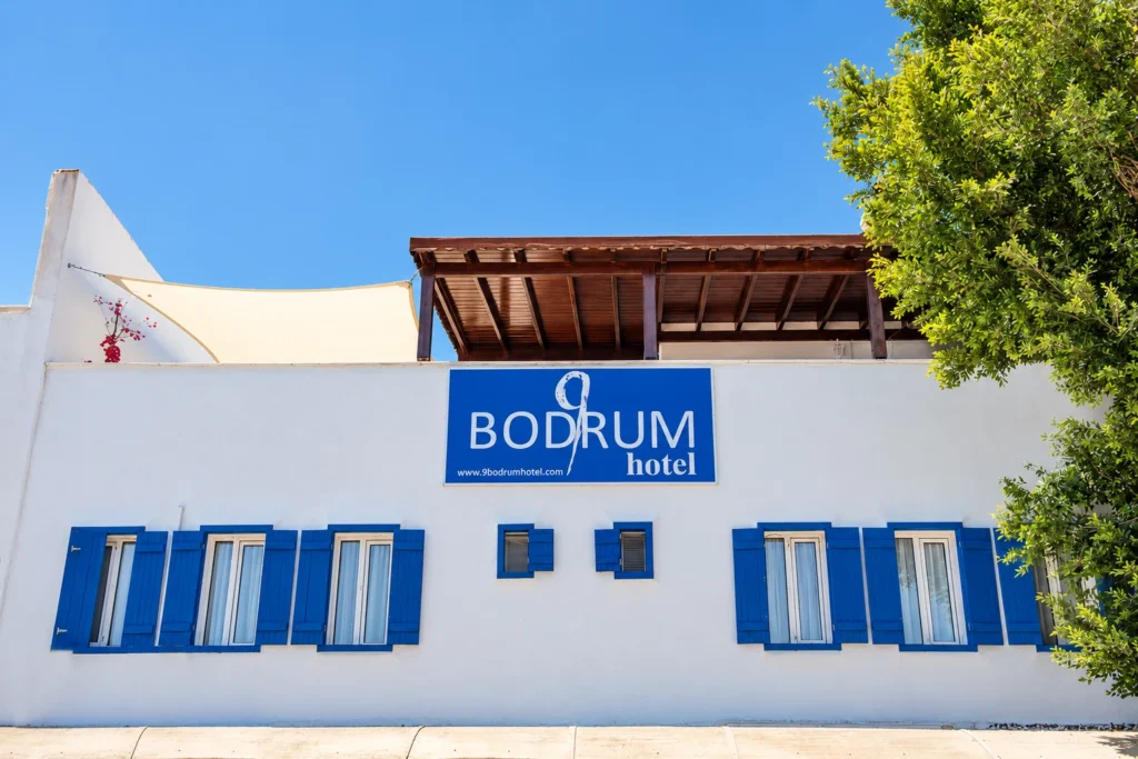 9Bodrum Hotel’in beyaz cephesi ve mavi pencereleri