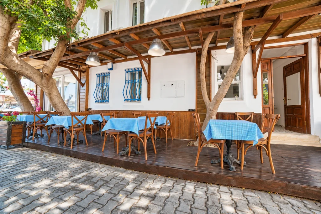 9Bodrum Hotel’in ağaç gölgeli açık oturma alanı
