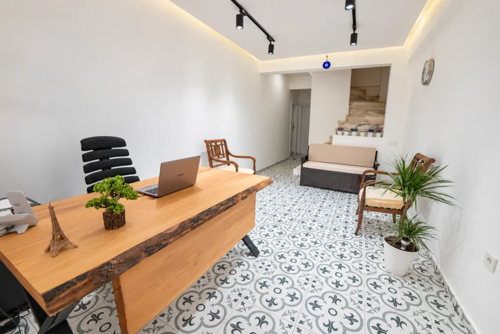 9Bodrum Hotel resepsiyonu ve desenli zemini