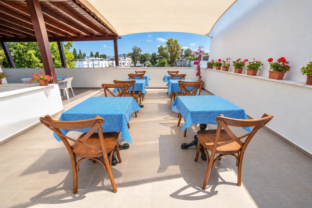 9Bodrum Hotel’in mavi örtülü masalarla düzenlenmiş terası